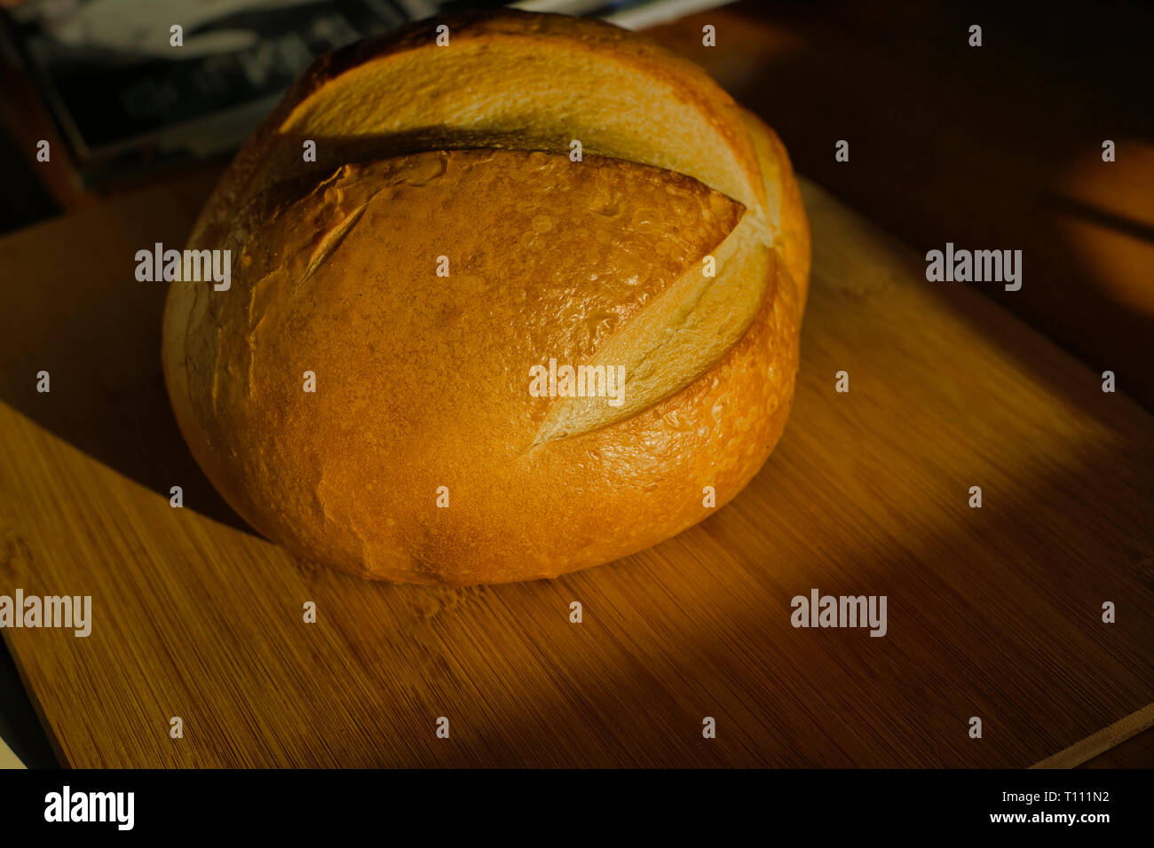 L'aspect et l'arôme de pain au levain chaud du four. Sourdough est l'une des plus saines de manger le pain. Banque D'Images