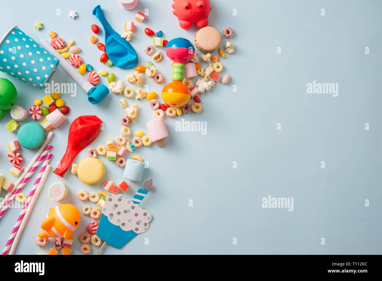 Decorations Anniversaire Fille Table Bleu Du Dessus Avec Des Muffins Des Boissons Et Des Parties De Gadgets Mise En Page De Fond Avec L Espace De Texte Libre Photo Stock Alamy