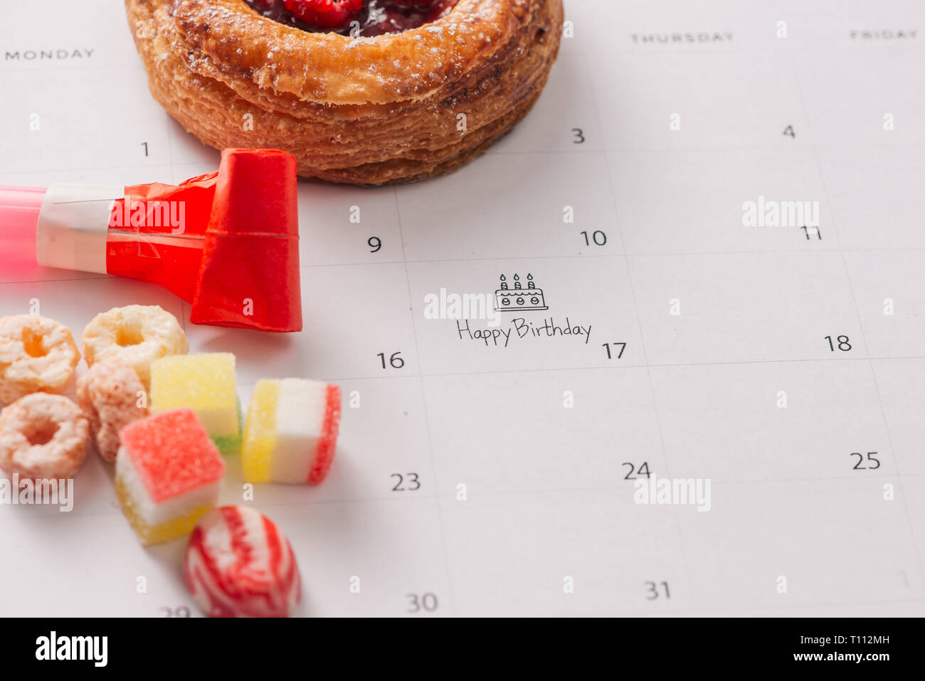 Gateau D Ecriture Sur Le Calendrier Joyeux Anniversaire Photo Stock Alamy Gateau D Ecriture Sur Le Calendrier Joyeux Anniversaire Photo Stock Alamy