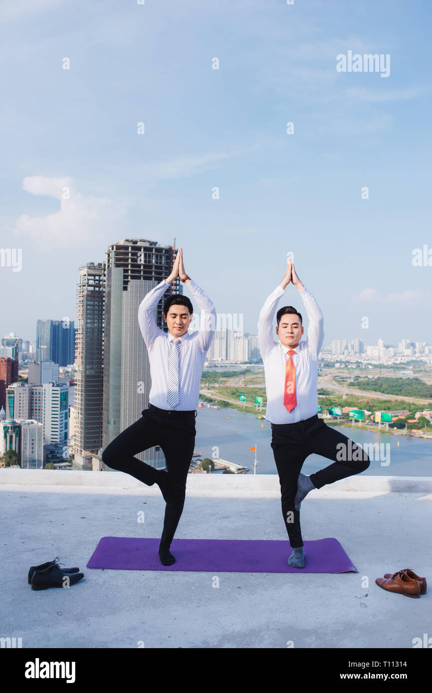 Un jeune homme d'Asie le sport au roof top Banque D'Images