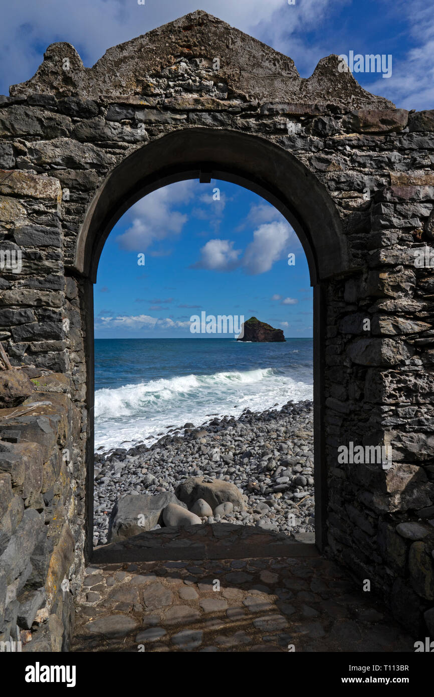 À l'entrée en pierre ruines de St George , Côte nord, Madeira, Portugal, Europe Banque D'Images