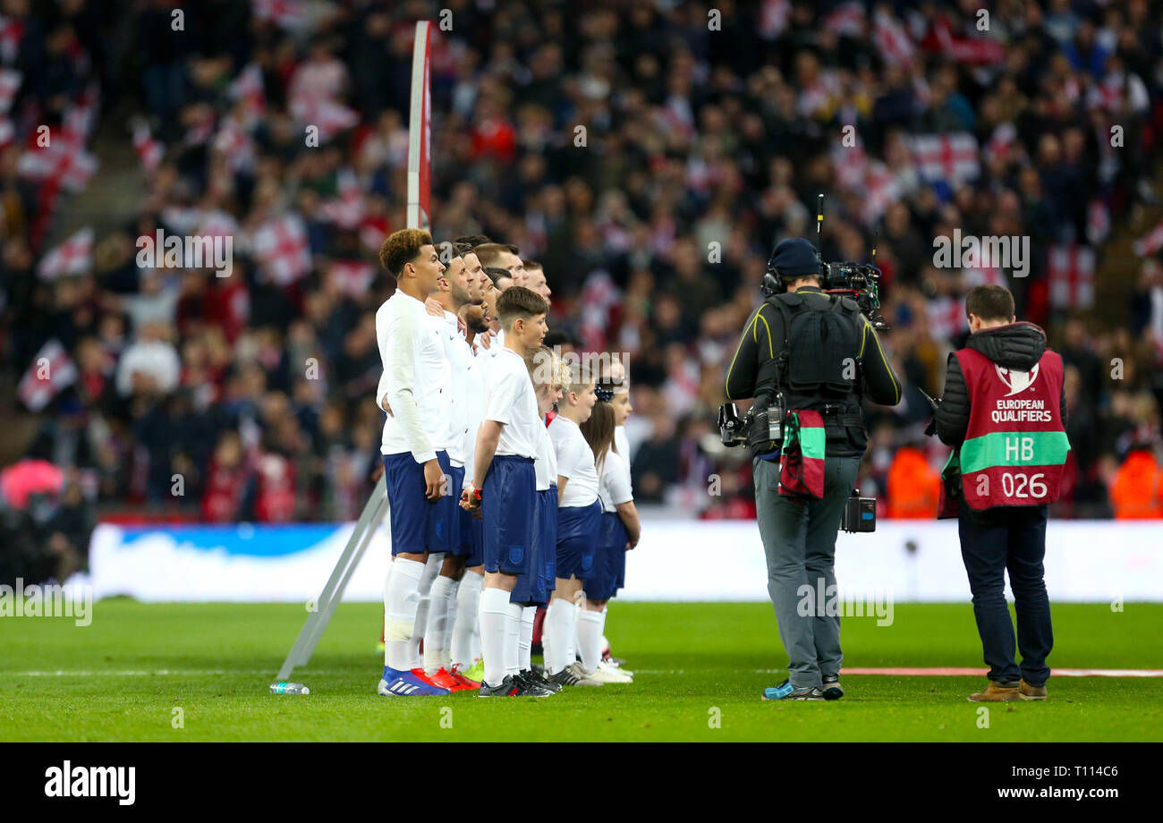 L'Angleterre les joueurs forment l'avant de l'UEFA Euro 2020, Groupe de qualification un match au stade de Wembley, Londres. Banque D'Images