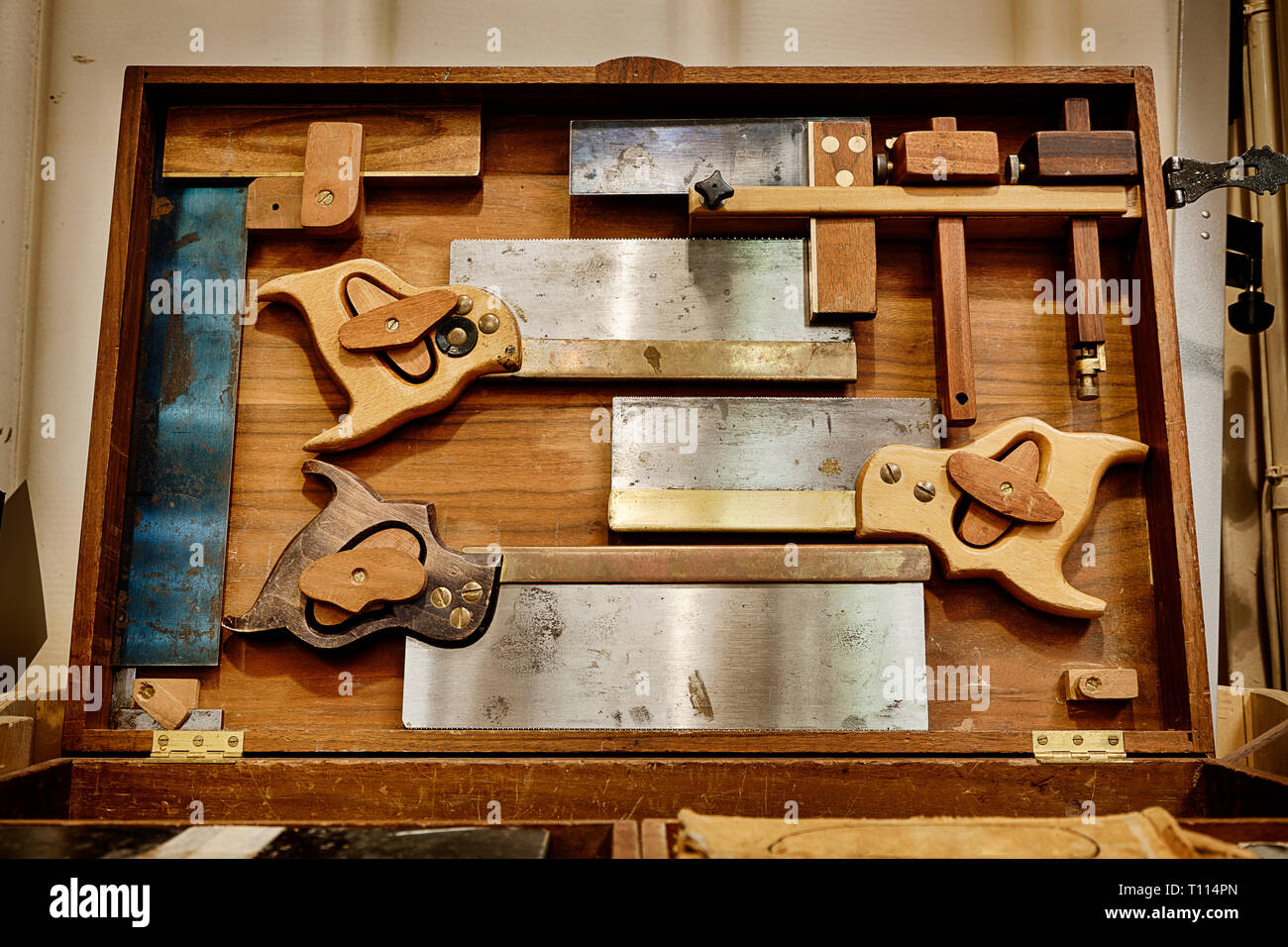 Le travail du bois traditionnel scies à main et outils de menuiserie dans  une armoire Photo Stock - Alamy