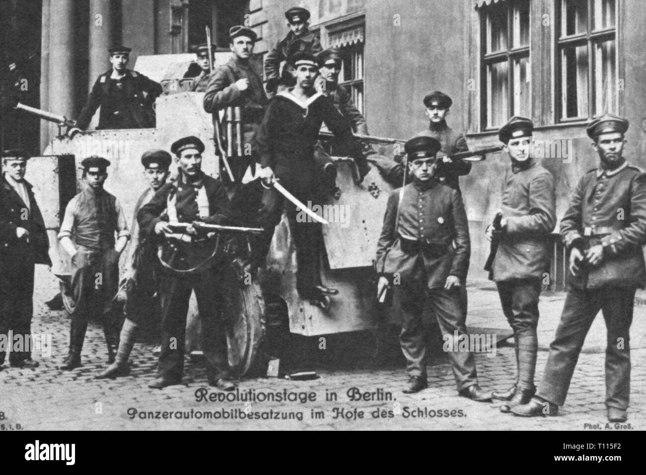 La Révolution allemande de 1918-1919, 1918 - 1919, véhicule blindé de la Division Marine de la Cour dans le palais de Berlin, Novembre 1918, réservoir, panzer, chars, armes, armes, arme, arm, marin, marin, marins, soldats, marins, soldat, révolutionnaire, révolutionnaires, Berlin, révolution, révolutions, État libre de Prusse, l'Allemagne, l'Empire allemand, la République de Weimar, 20e siècle, années 1910, historique, historique, les gens, les Additional-Rights Clearance-Info-Not-Available Banque D'Images