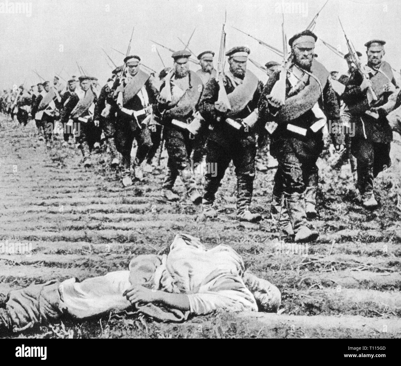 Guerre russo-japonaise 1904 - 1905, la retraite de l'armée russe, mars 1905, Russo - Japonais, soldats, soldat, militaire, mars, marche, champ, champs, corps mort, cadavres, corps, corps, la Mandchourie, la Chine, l'empire, les empires, la Russie, l'Empire russe, czardom, tsardom, 20e siècle, années 1900, la guerre, les guerres, la retraite, des retraites, de l'armée, des armées, historique, historique, Additional-Rights Clearance-Info-Not-Available- Banque D'Images