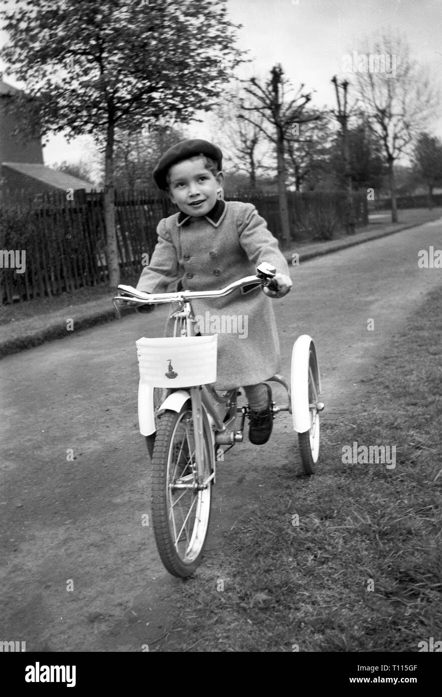 Tricycle 1950s Banque de photographies et d'images à haute résolution -  Alamy