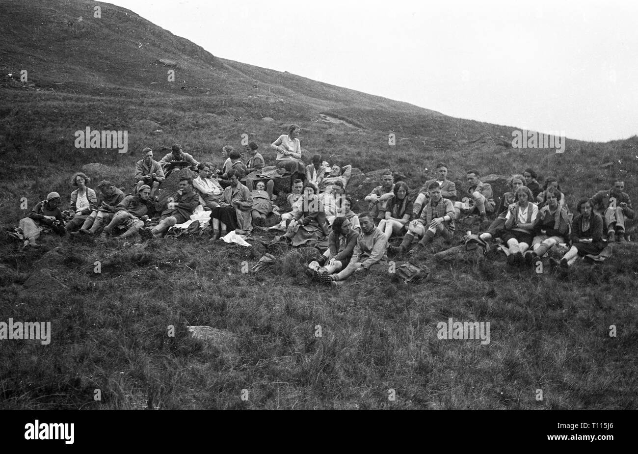 Randonneurs marcheurs randonneurs se reposant sur les collines de Kinder Scout dans le Derbyshire 1932 pendant la manifestation de masse pour le droit de errer. Banque D'Images