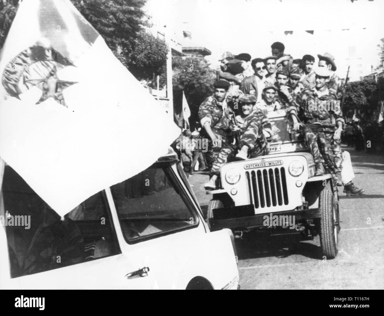 Insurrection en Kabylie, Algérie, 1963, colonne de troupes révoltante à Tizi Ouzou, octobre 1963, Additional-Rights Clearance-Info-Not-Available- Banque D'Images