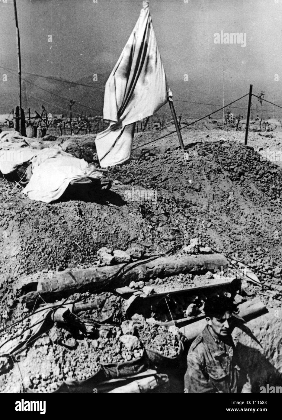 Guerre d'indochine 1946 - 1954, la bataille de Dien Bien Phu, 13.3. - 7.5.1954, d'un drapeau de la croix rouge sur l'abri d'un hôpital de campagne, 26.3.1954, l'infirmerie, des infirmeries, organisation du corps de santé, soins de santé, soins de santé, pirogues, les étangs-réservoirs, le Viet Nam, le Nord Vietnam, les guerres, l'Indochine française, Indochine, colonie française, guerre coloniale, militaire, de l'armée, des armées, de parachutiste, parachutistes, parachutiste, Para, parachutistes, paras, les forces aéroportées, les gens, la France, 20e siècle, années 1950, bataille, Batailles, drapeau, drapeaux, croix, croix, abri, abris, d'appui, de l'hôpital-Clearance-Info Additional-Rights, co-Not-Available Banque D'Images