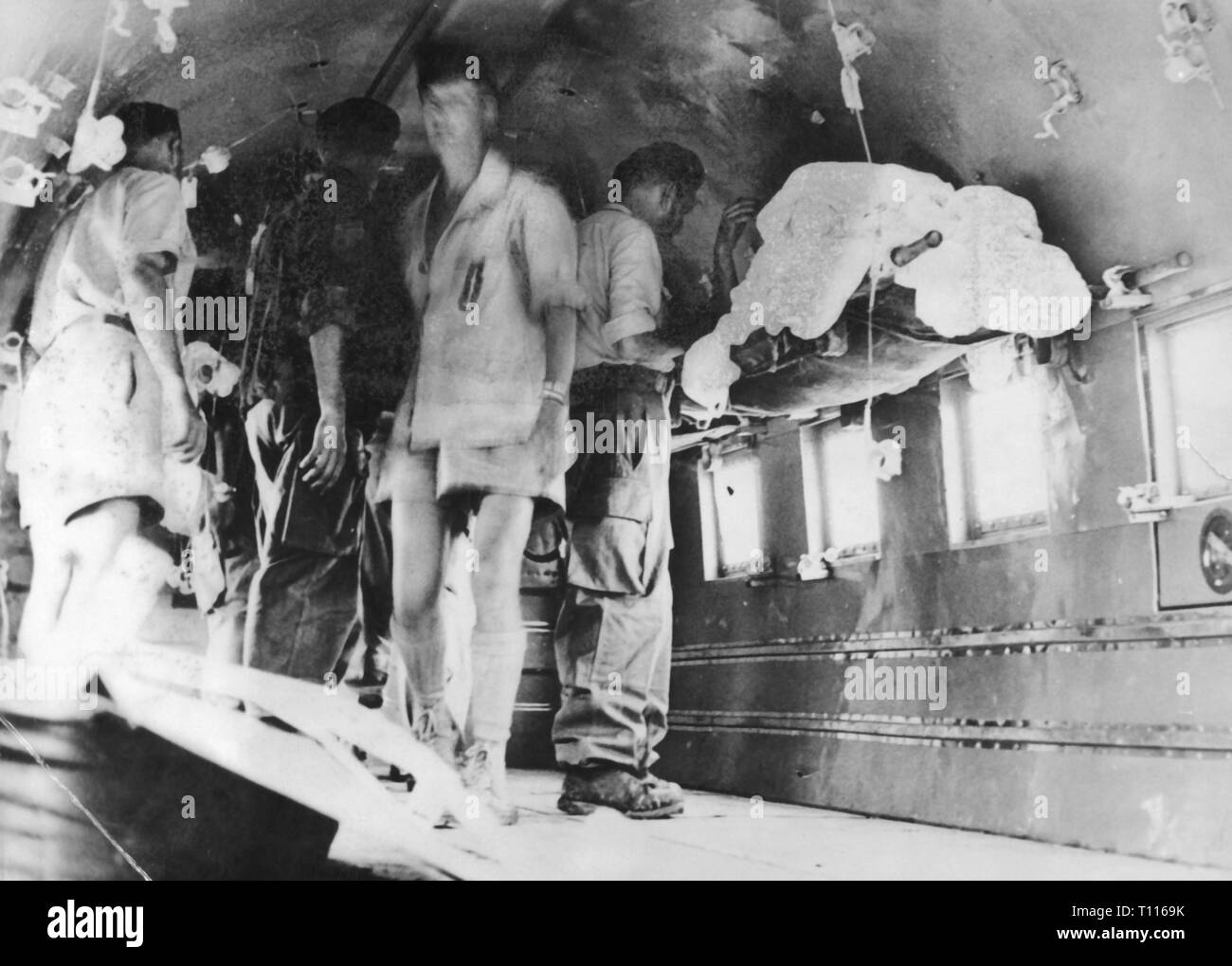 Guerre d'indochine 1946 - 1954, la bataille de Dien Bien Phu, 13.3. - 7.5.1954, l'arrivée des soldats blessés avec l'avion à Hanoi, 18.5.1954, Douglas DC-47 Dakota, DC47, DC-3, DC3, air ambulance, ambulance aérienne, l'organisation du corps médical, de blesser, de blessure, d'évacuation, des évacuations, des transports, de guerres, de la France, guerre coloniale, le Viet Nam, Vietnam, personnes, 20e siècle, années 1950, bataille, les batailles, les soldats, d'un soldat, d'aéronefs, historique, historique, Additional-Rights Clearance-Info-Not-Available- Banque D'Images