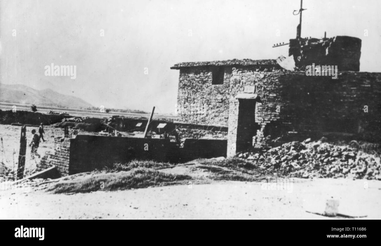 Guerre d'indochine 1946 - 1954, l'effacement du Delta de la rivière Rouge, près de l'avant-poste français fortifié Yen Phu, au nord Vietnam, 8.7.1954, militaire, le Viet Nam, Vietnam, Indochine, personnes, 20e siècle, années 1950, le nettoyage, l'enlèvement, de retrait, de nettoyages, obtention des autorisations, de l'absorption, rivière, rivières, avant-poste, les avant-postes, historique, historique,fortification, fortifications, De Lattre, Additional-Rights Clearance-Info-ligne-Not-Available Banque D'Images