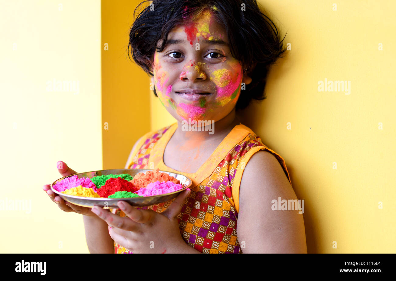 Indian girl célébrant Holi, festival des couleurs Banque D'Images
