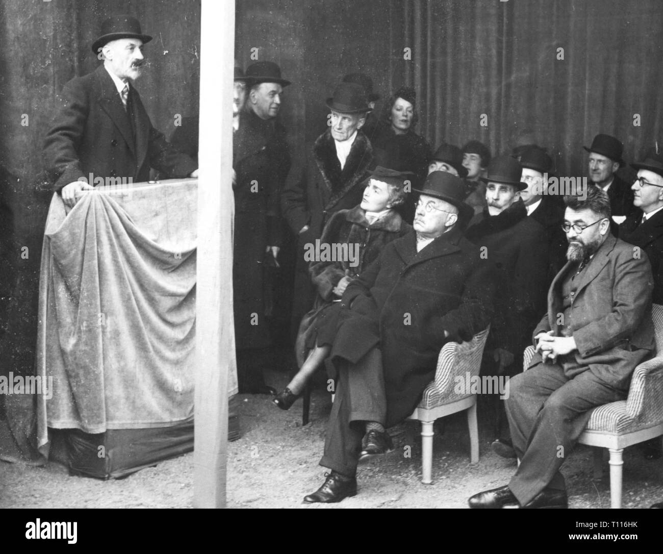 Des expositions, des expositions universelles, Paris, 1937, de préparation, de pose de la première pierre pour le pavillon de hygienics, discours du président du Conseil suprême pour le professeur Louis hygienics public Tanon, droite : Secrétaire de la santé Henri Sellier, 11.1.1937, expo, de la politique, de la politique, d'expositions, exposition, exposition, expositions, Exposition internationale de Paris, Exposition Internationale des Arts et Techniques dans la vie moderne, Conseil supérieur d'hygiène publique de France, personnes, groupe, groupes, Troisième République Française, médecine, médicaments, un Additional-Rights Clearance-Info,--Not-Available Banque D'Images