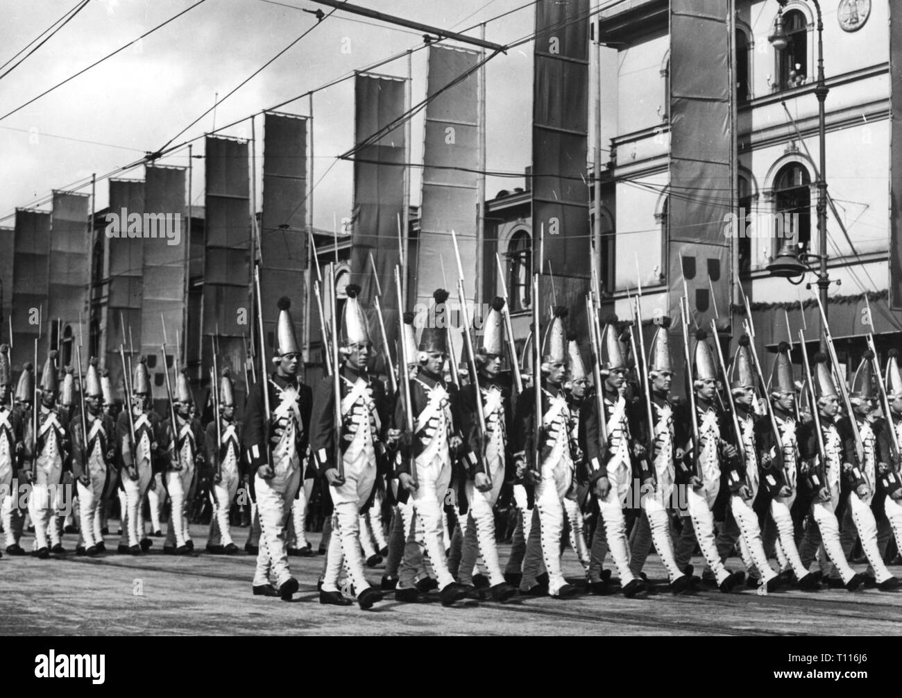 Le nazisme / National-socialisme, événement, 2000 ans de la culture allemande, le jour de l'art allemand, procession, groupe « soldiers of Frederic de la grande', Munich, Odeonsplatz (square), 10.7.1938, Additional-Rights Clearance-Info-Not-Available- Banque D'Images