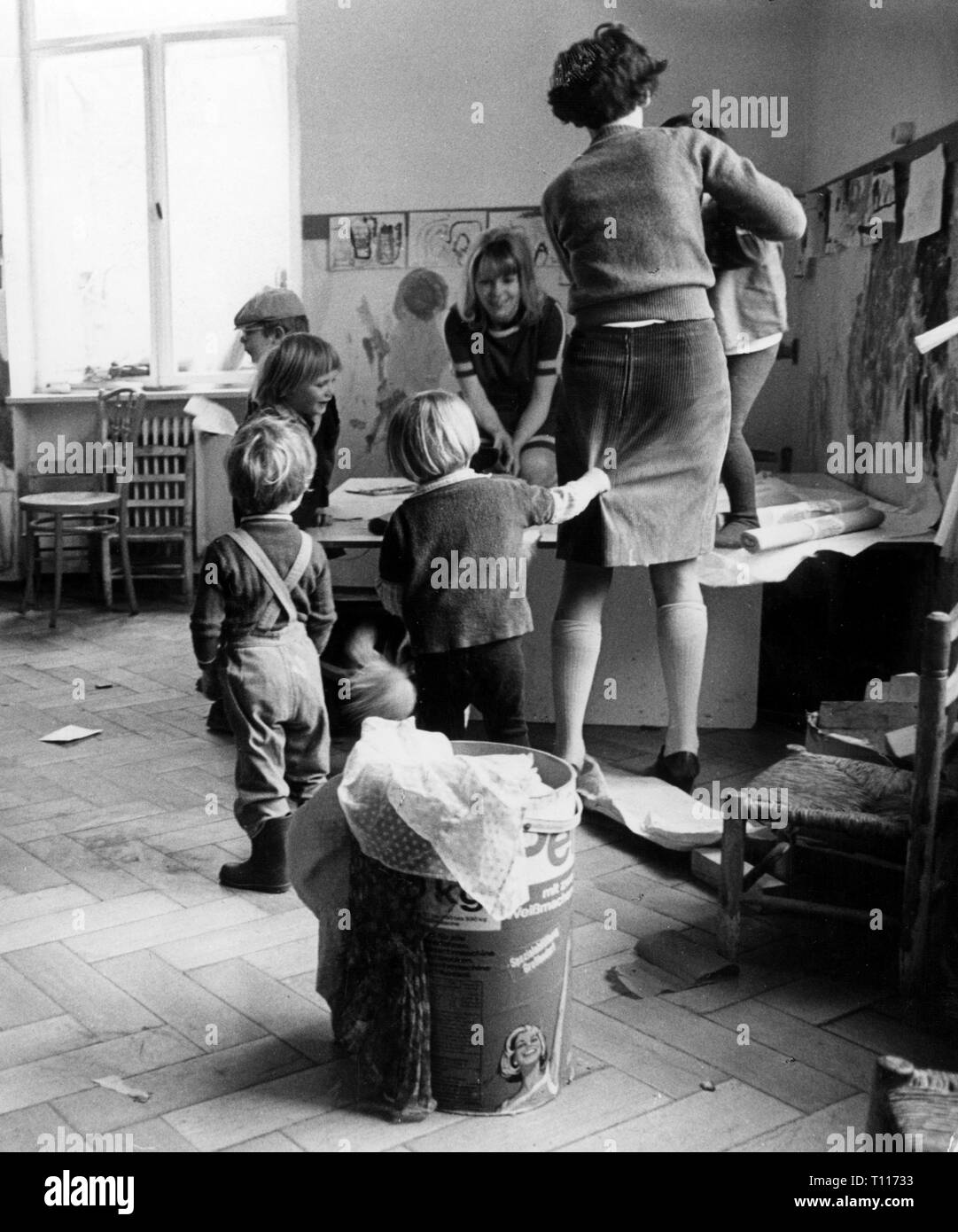 Les gens, les enfants, la maternelle / lit bébé / communauté accueil, les tout-petits à jouer, Munich, 1970, Additional-Rights Clearance-Info-Not-Available- Banque D'Images