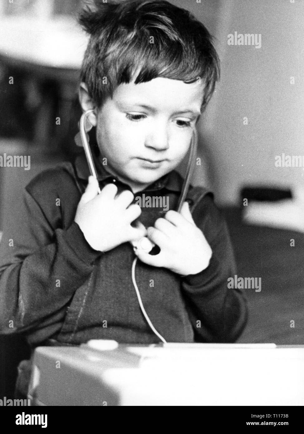 Les gens, les enfants, la maternelle / lit bébé / communauté accueil, garçon avec la machine pour les enfants d'âge préscolaire d'apprendre la lecture, Hambourg, 1968, Additional-Rights Clearance-Info-Not-Available- Banque D'Images