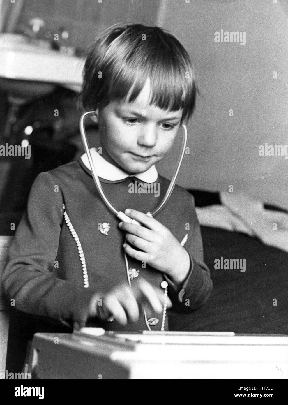 Les gens, les enfants, la maternelle / lit bébé / communauté accueil, fille avec la machine pour les enfants d'âge préscolaire d'apprendre la lecture, Hambourg, 1968, Additional-Rights Clearance-Info-Not-Available- Banque D'Images