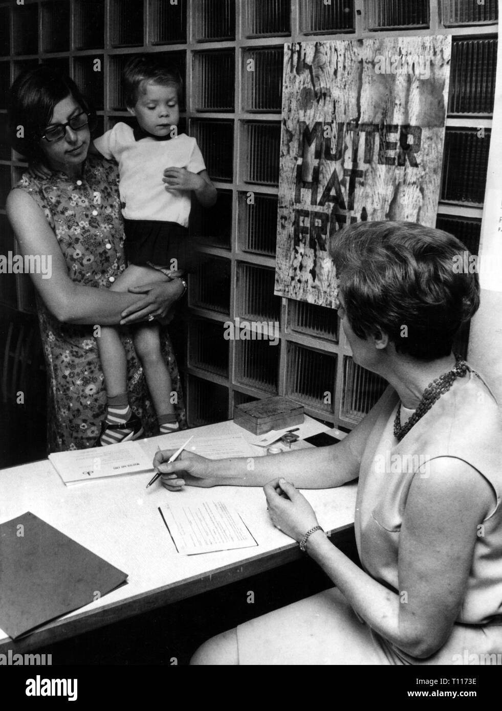 Les gens, les enfants, la maternelle / lit bébé / communauté accueil, mère amène son fils à la garderie, Solingen, 1960 Additional-Rights Clearance-Info-Not-Available- Banque D'Images