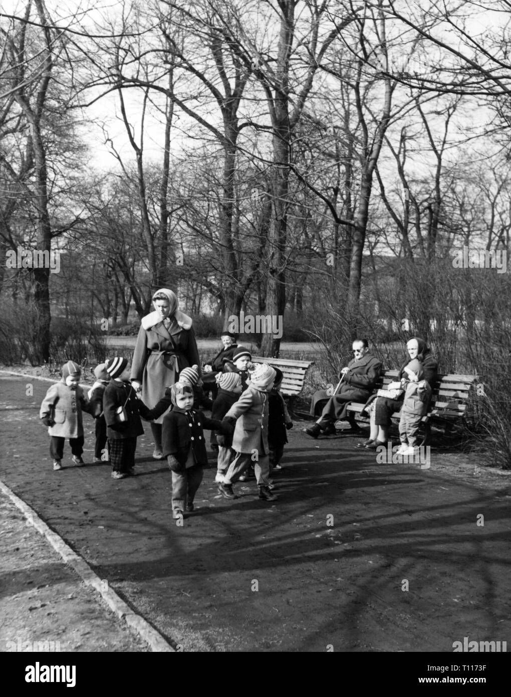 Les gens, les enfants, la maternelle / lit bébé / communauté accueil, enseignant de maternelle avec des nourrissons ayant à pied dans le parc, Berlin, 22.3.1962, Additional-Rights Clearance-Info-Not-Available- Banque D'Images
