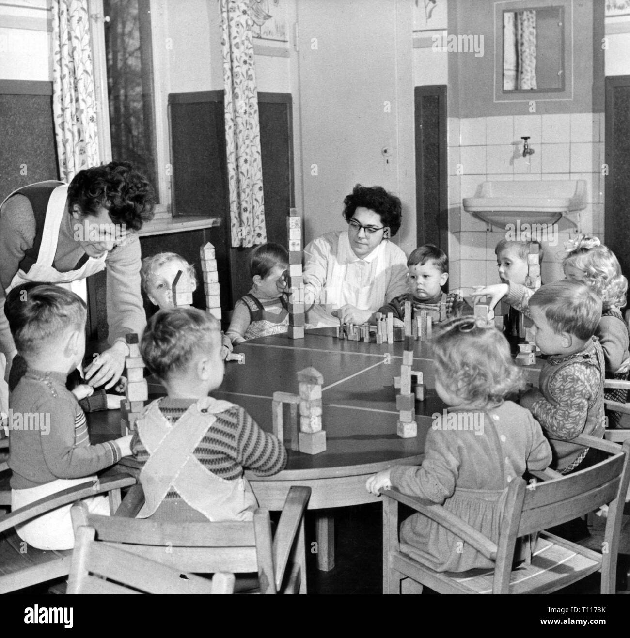 Les gens, les enfants, la maternelle / lit bébé / communauté accueil, les enfants en jouant, Schenkendorf, 1960 Additional-Rights Clearance-Info,--Not-Available Banque D'Images