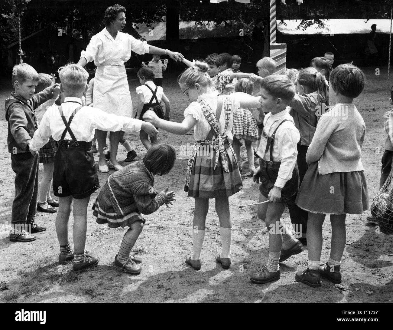 Les gens, les enfants, la maternelle / lit bébé / communauté accueil, les enfants en jouant, Berlin, 15.7.1961, Additional-Rights Clearance-Info-Not-Available- Banque D'Images