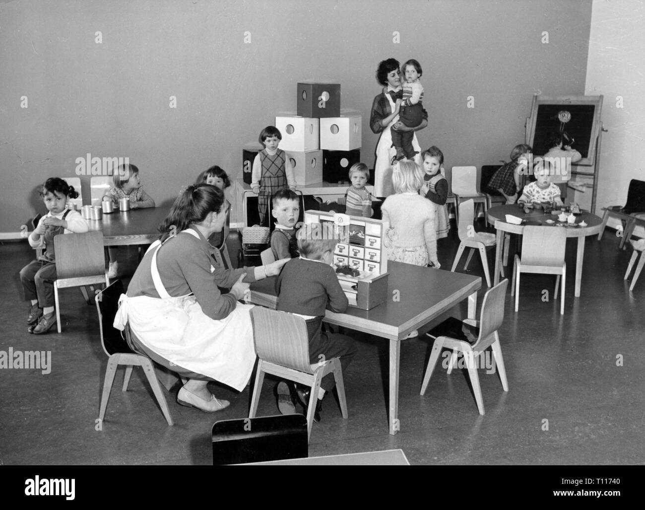 Les gens, les enfants, la maternelle / lit bébé / communauté accueil, les enfants en jouant, 1960 Additional-Rights Clearance-Info-Not-Available- Banque D'Images