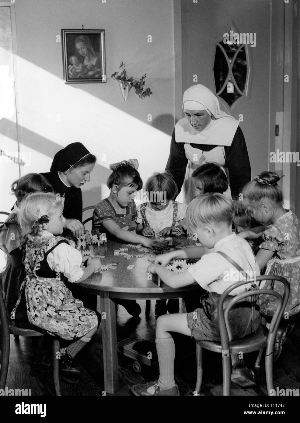 Les gens, les enfants, la maternelle / lit bébé / communauté accueil, les enfants en jouant, 1950 Additional-Rights Clearance-Info-Not-Available- Banque D'Images