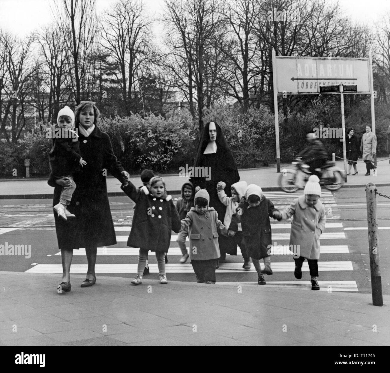 Les gens, les enfants, la maternelle / lit bébé / communauté accueil, enseignant de maternelle avec des bébés dans la rue, Düsseldorf, 1960 Additional-Rights Clearance-Info-Not-Available- Banque D'Images