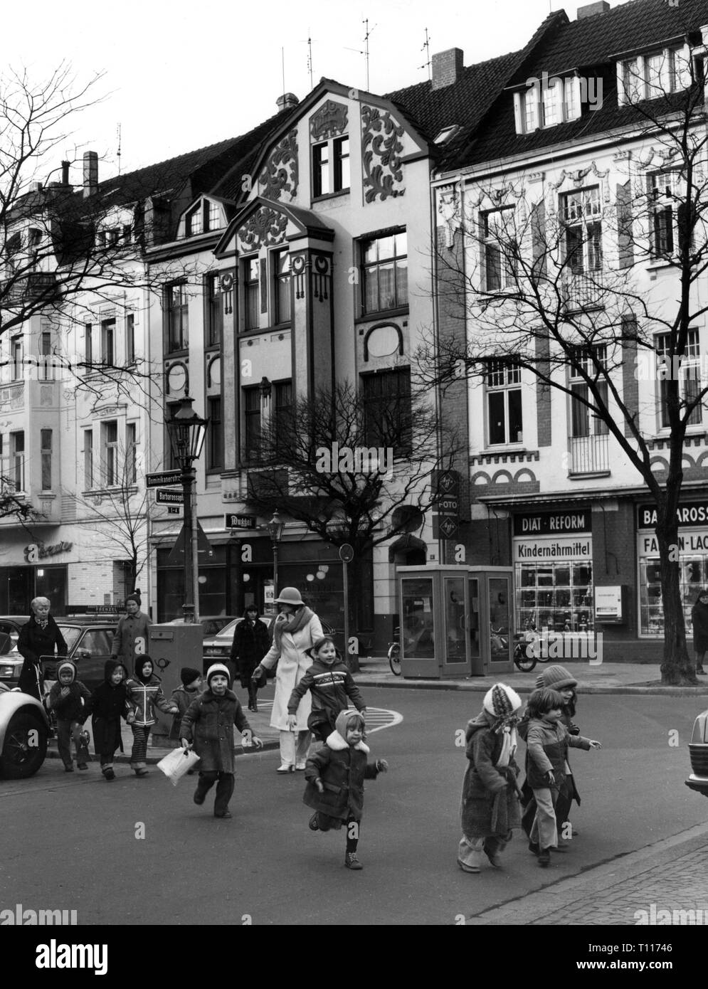 Les gens, les enfants, la maternelle / lit bébé / communauté accueil, enseignant de maternelle avec des bébés dans la rue, Düsseldorf, 1970, Additional-Rights Clearance-Info-Not-Available- Banque D'Images