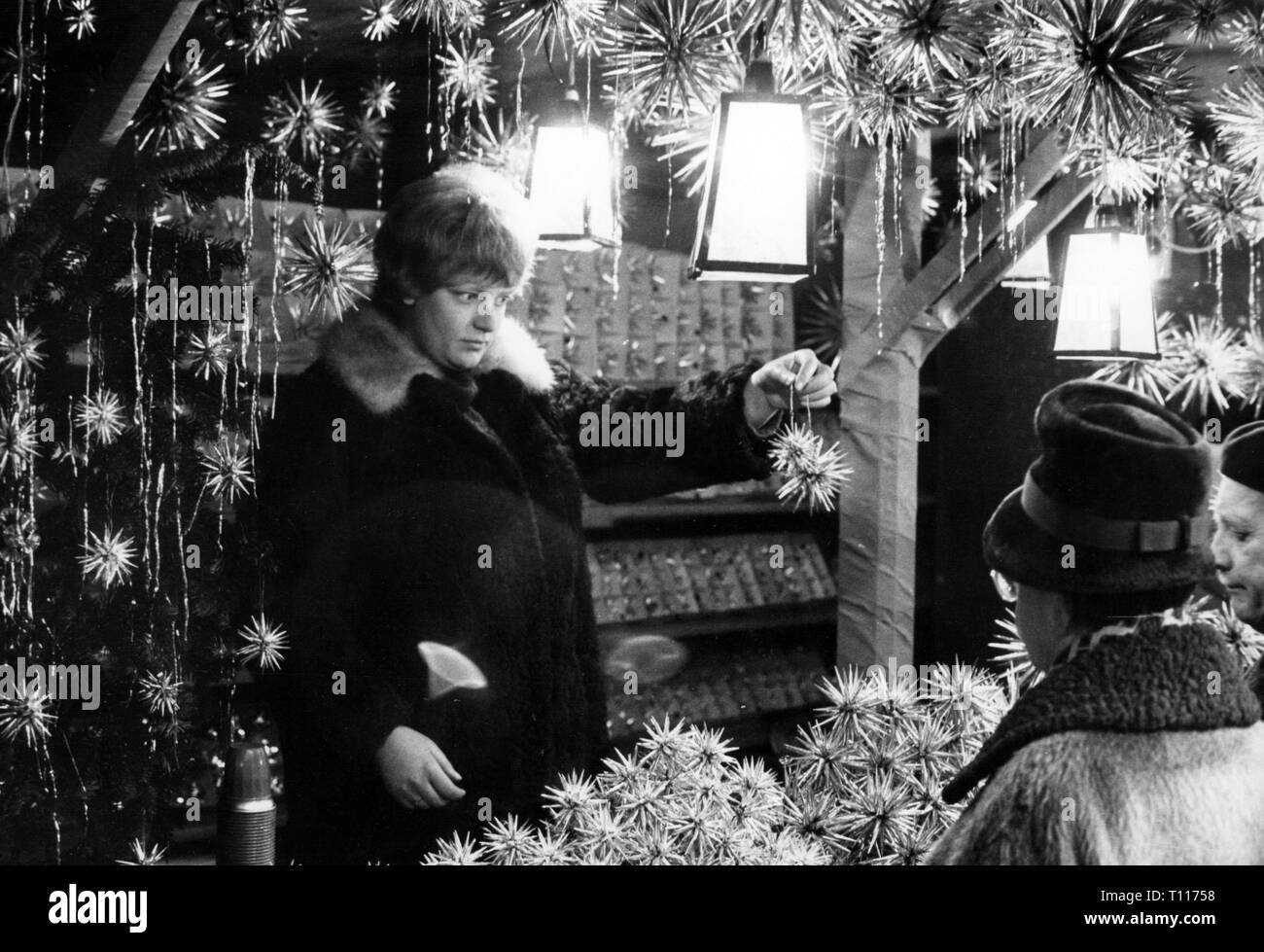 Les marchés de Noël, Noël, marché de Noël de Nuremberg, stand avec les poinsettias, décembre 1963, Additional-Rights Clearance-Info-Not-Available- Banque D'Images