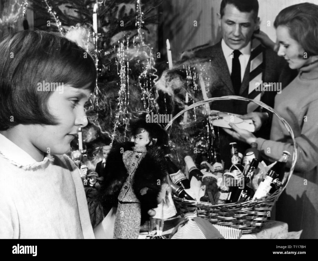 Noël, Noël, Girl with doll avec de véritables mink fur coat, 1965 Additional-Rights Clearance-Info,--Not-Available Banque D'Images