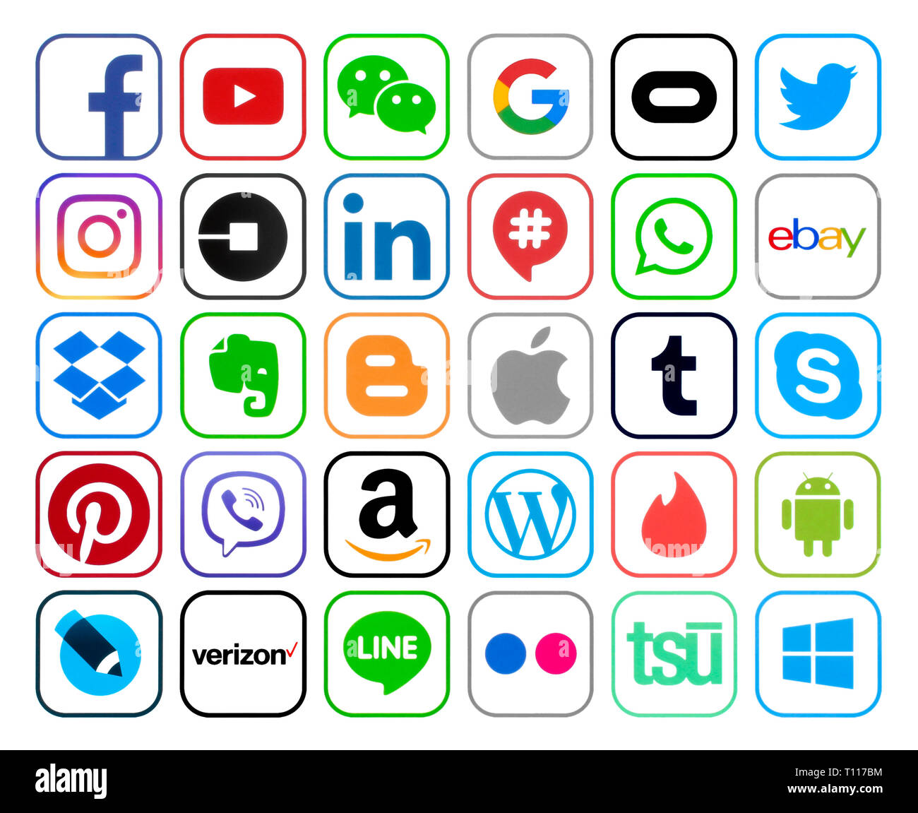 Kiev, Ukraine - 11 décembre 2018 : Collection d'icônes de médias sociaux populaires couleur avec rim, imprimée sur du papier : Facebook, Twitter, Instagram, Pinterest Banque D'Images