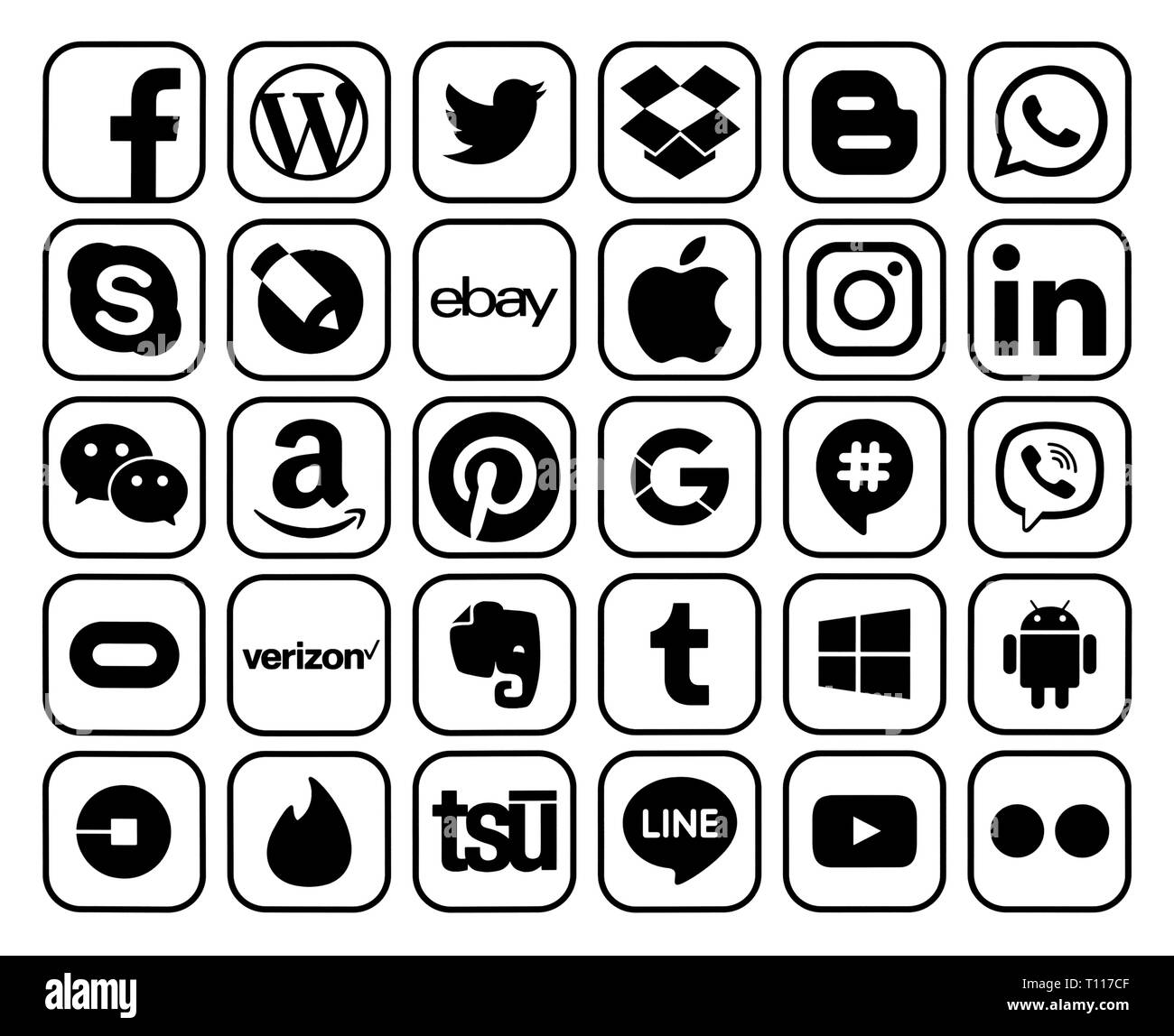 Kiev, Ukraine - 11 décembre 2018 : Collection d'icônes de médias sociaux les plus populaires avec rim noir, imprimé sur du papier : Facebook, Twitter, Instagram, Pinterest Banque D'Images