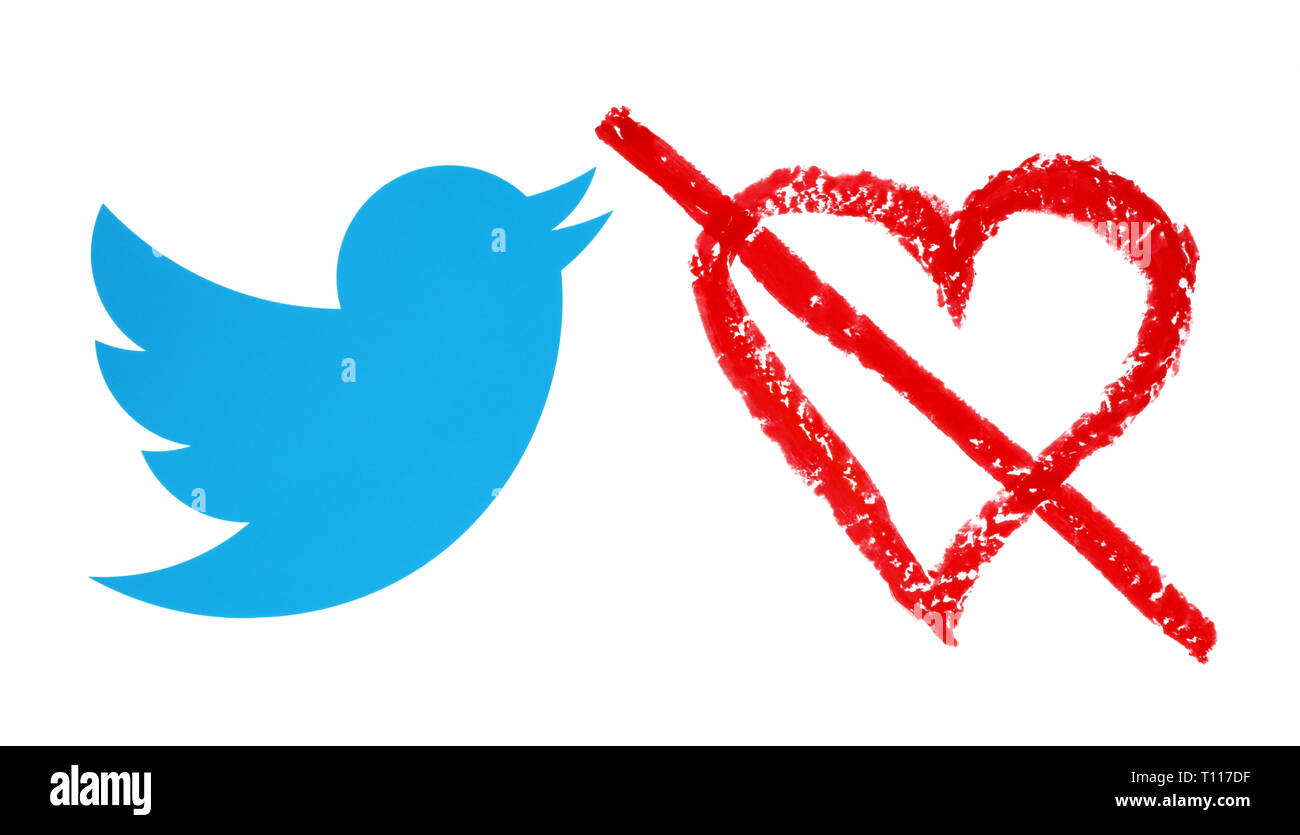 Kiev, Ukraine - 19 décembre 2018 : Twitter oiseau avec cœur rouge dessiné à la main avec un crayon pastel à l'huile. Twitter considère la suppression de bouton Like Banque D'Images