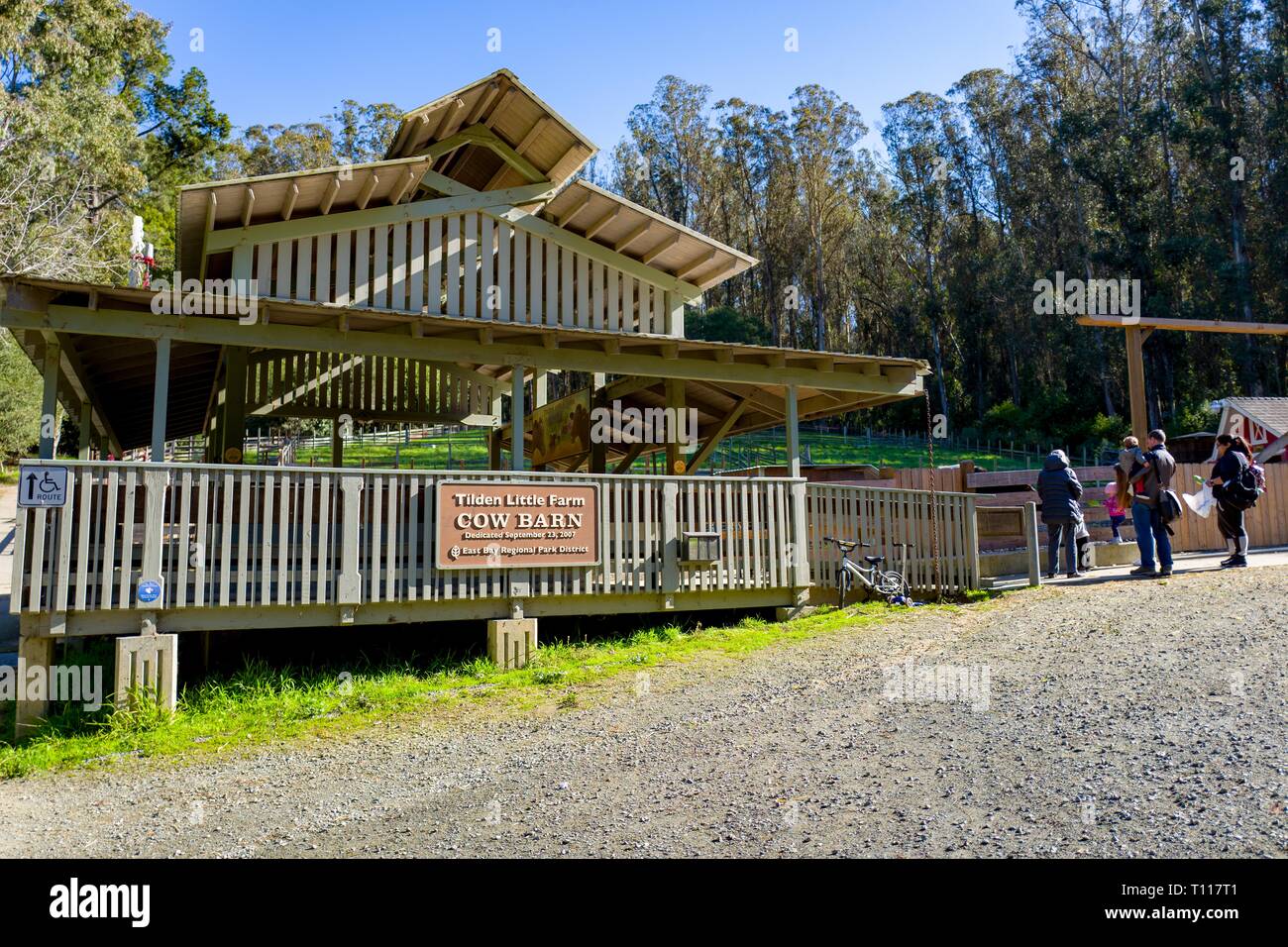 Une famille se trouve en face de l'Étable à Tilden petite ferme dans la région de Tilden Regional Park, un Orient Bay Regional Park à Berkeley, Californie, le 25 février 2019. () Banque D'Images