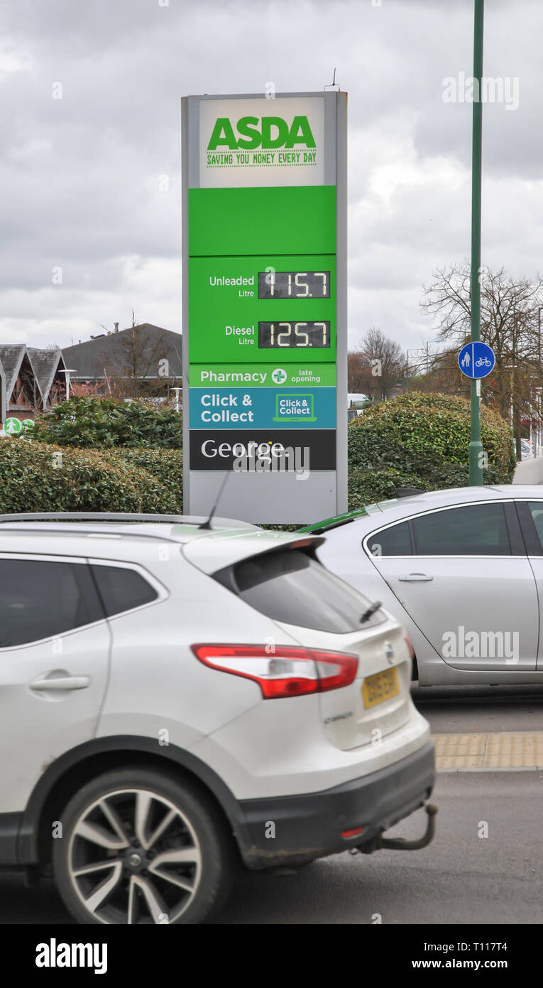 Guerre des prix de carburant de supermarché, les automobilistes Britanniques faisaient face à un 5,44 p/l augmentation de prix pour le combustible par rapport à avril Banque D'Images
