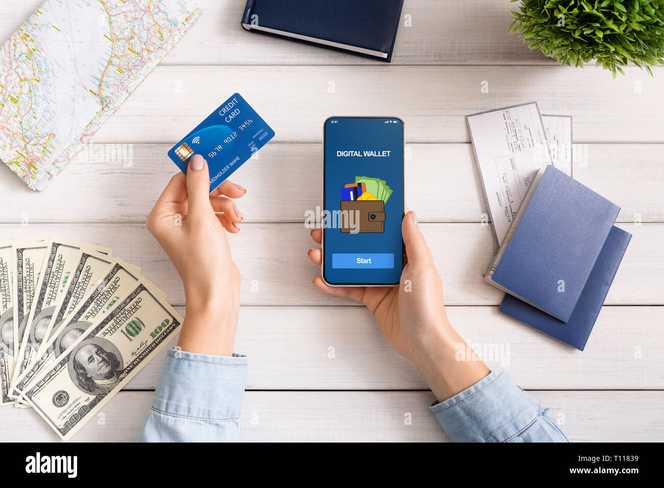 La main féminine ticket de réservation avec carte de crédit et téléphone Banque D'Images