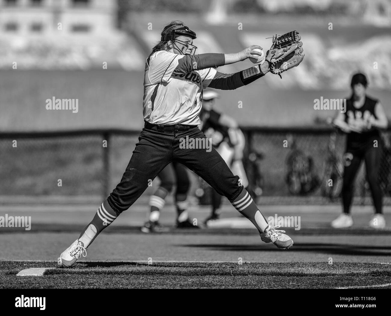 Action de softball avec Yreka vs Enterprise High School à Redding en Californie. Banque D'Images