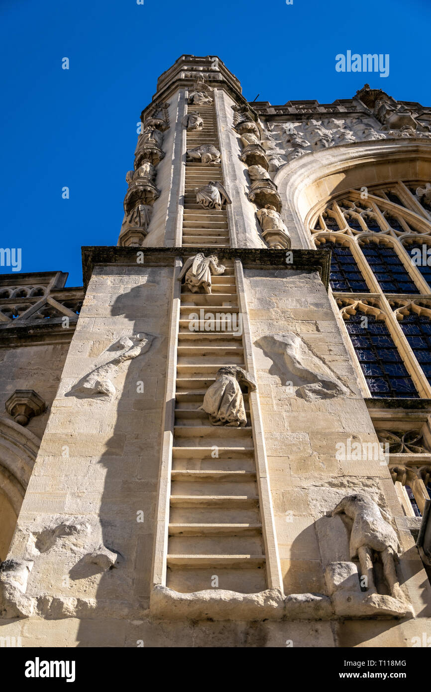 Vue de la façade ouest de l'abbaye de Bath et de l'échelle des Anges Banque D'Images