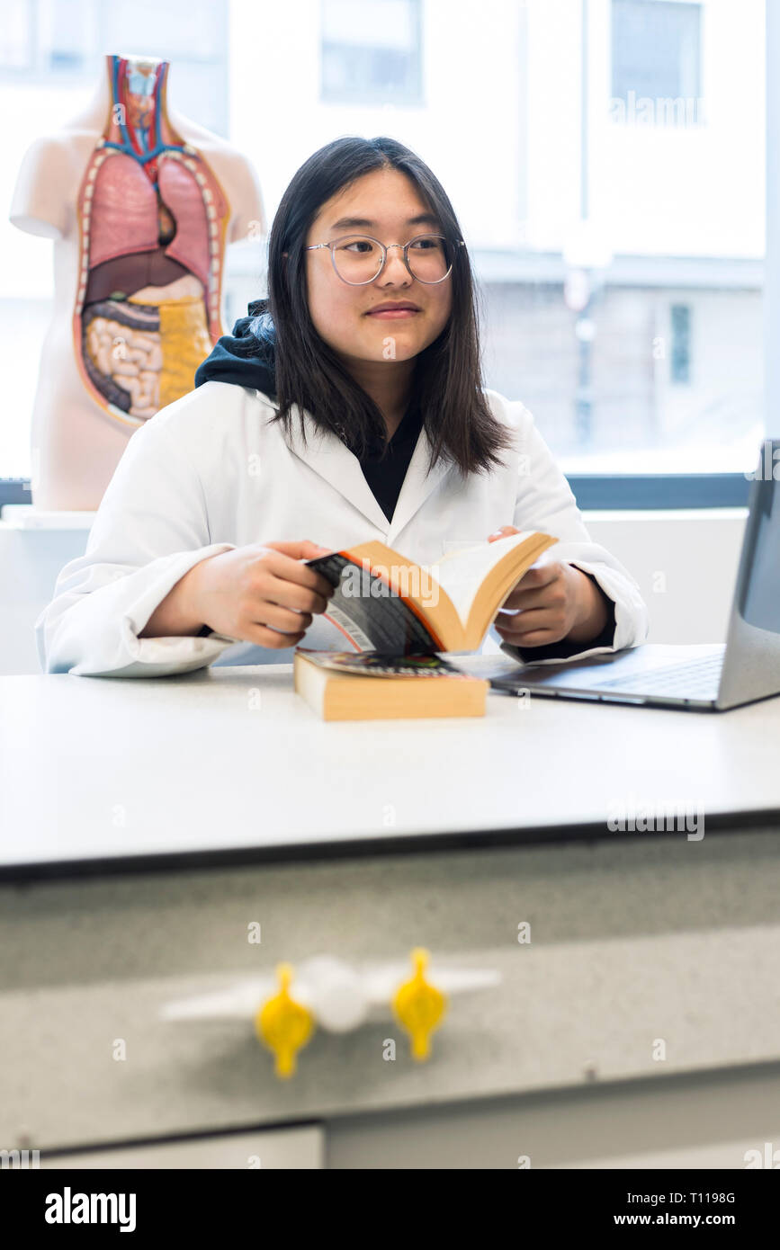 Une femme asiatique international étudiant dans le laboratoire de sciences du Collège / école Banque D'Images