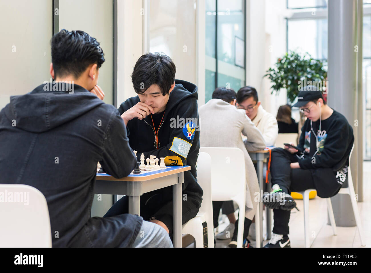 Les étudiants du collège international jouer aux échecs Banque D'Images