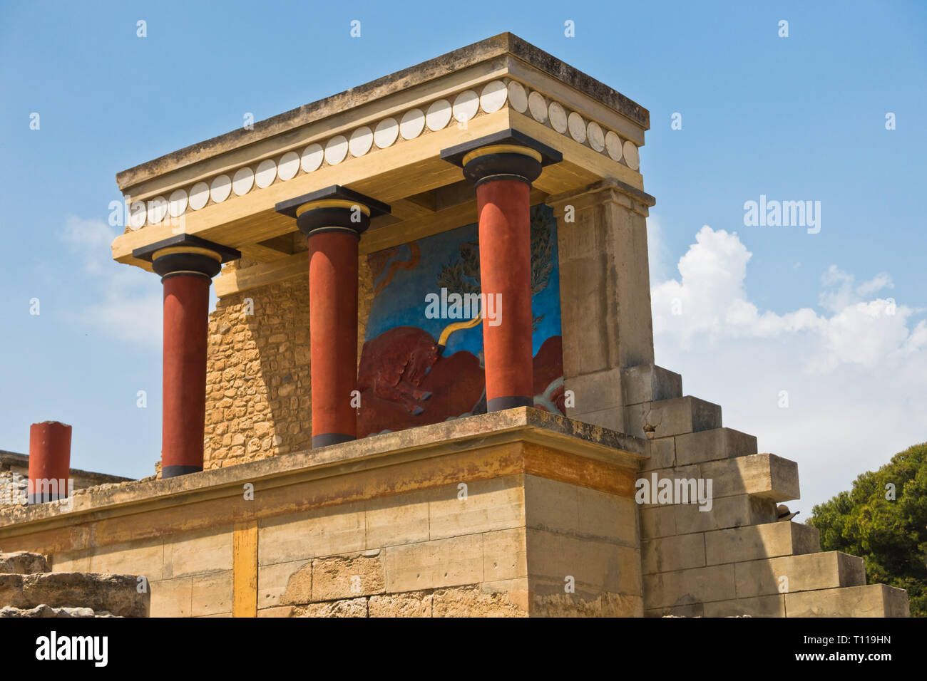 Le nord de l'entrée au Palais de Knossos décoré de fresques bull, situé près du port d'Héraklion, île de Crète, Grèce Banque D'Images