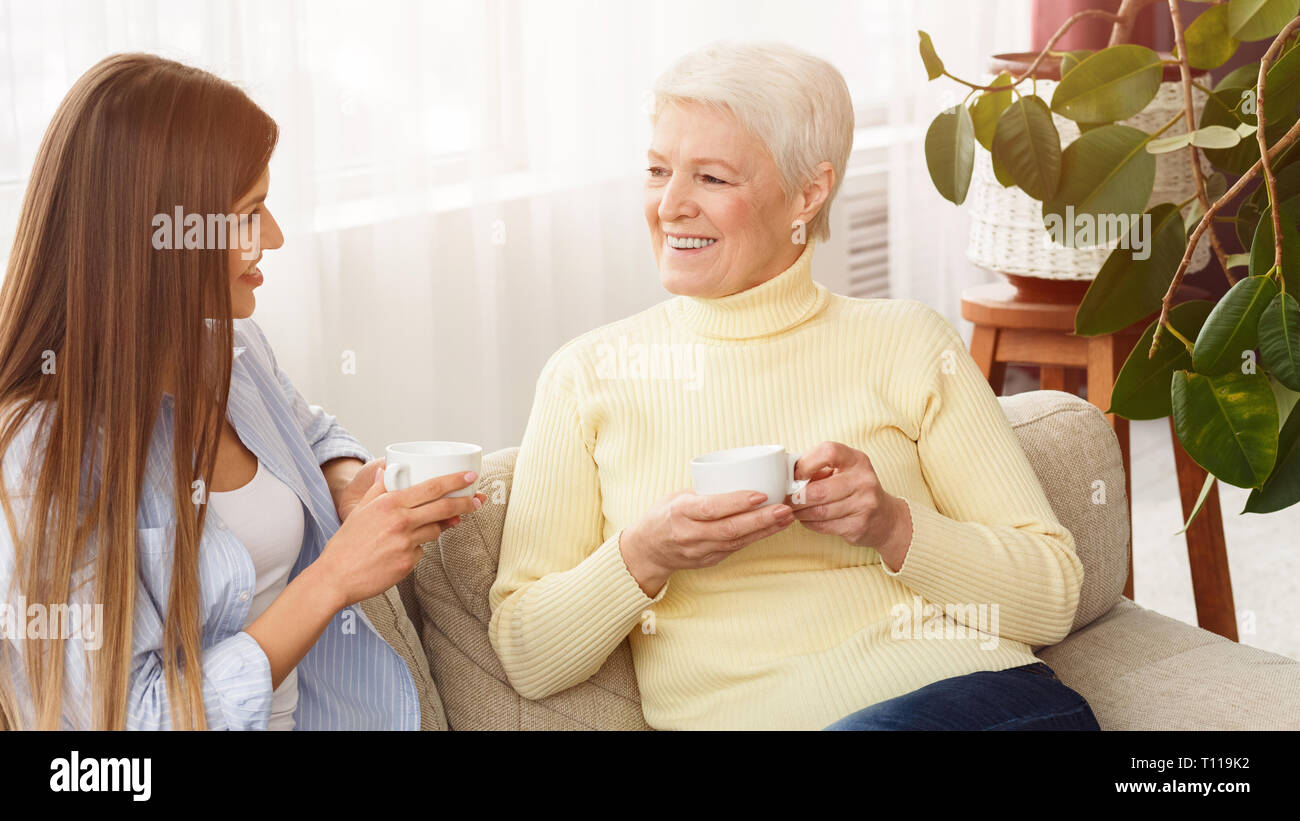 Mere et grand mere entrain de parler Banque de photographies et d’images à haute résolution Alamy