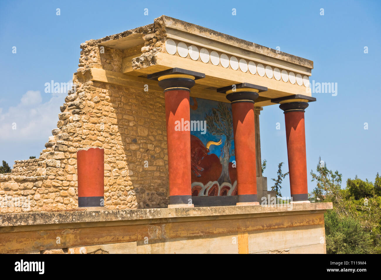 Le nord de l'entrée au Palais de Knossos décoré de fresques bull, situé près du port d'Héraklion, île de Crète, Grèce Banque D'Images