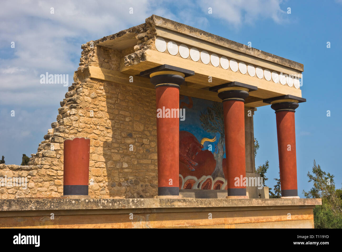 Le nord de l'entrée au Palais de Knossos décoré de fresques bull, situé près du port d'Héraklion, île de Crète, Grèce Banque D'Images