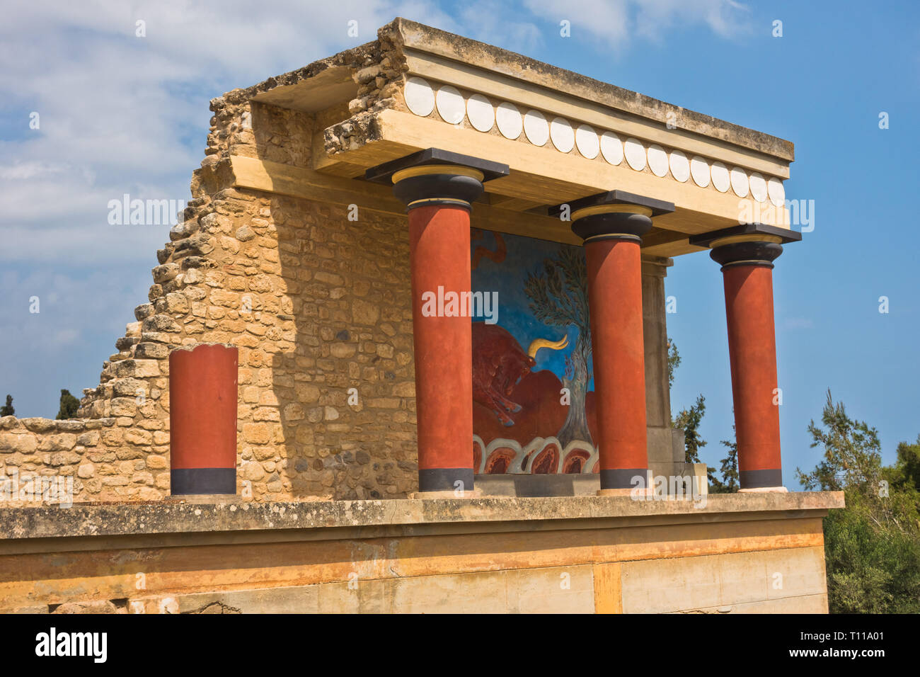 Le nord de l'entrée au Palais de Knossos décoré de fresques bull, situé près du port d'Héraklion, île de Crète, Grèce Banque D'Images