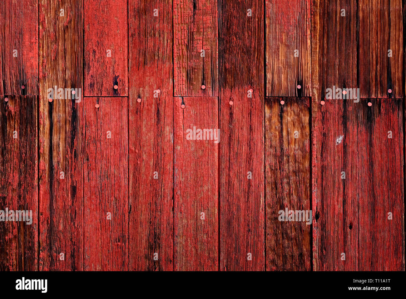 Vieille Grange rouge dans le champ Fin de l'automne ou brun automne herbe Weathered Wood Banque D'Images