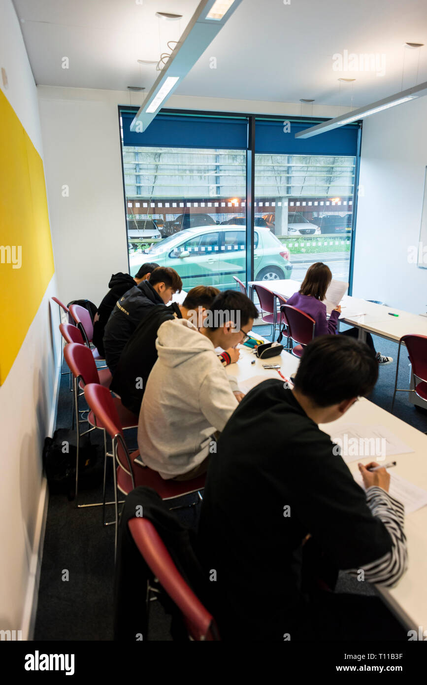 Une classe d'étudiants internationaux de l'Asie pendant un cours moyen d'ordinateurs portables Banque D'Images