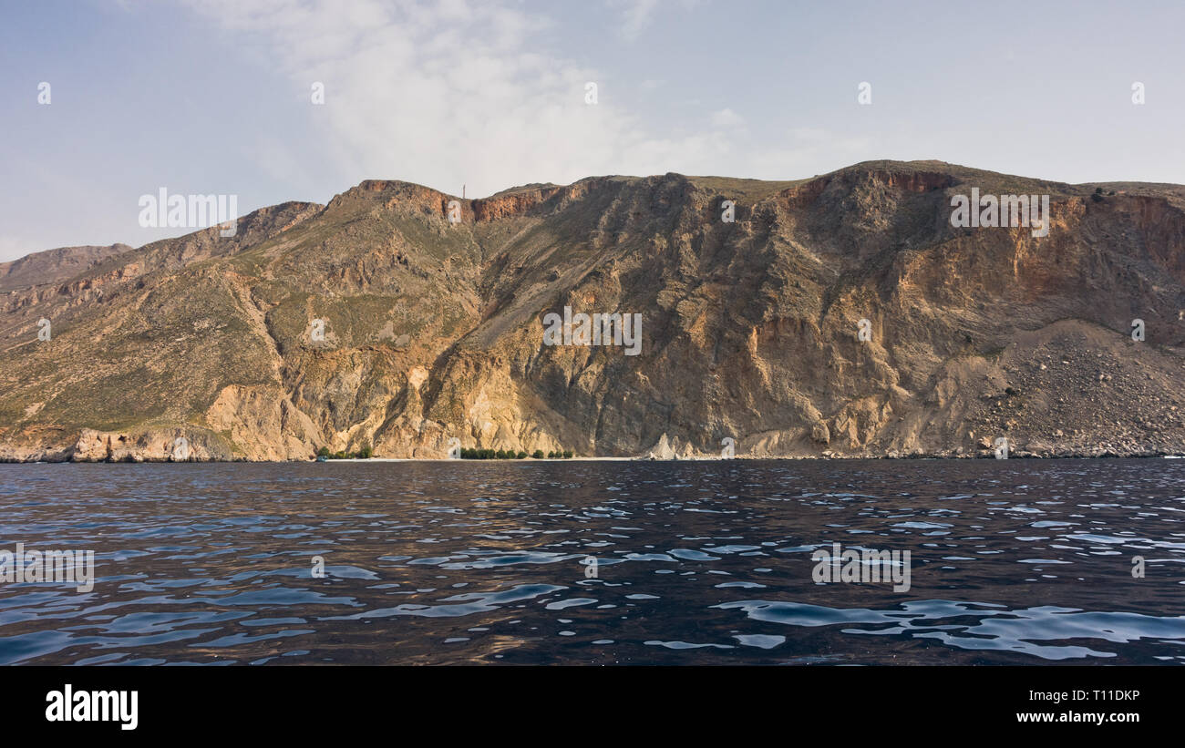 Vue depuis la mer sur Glika Nera, avec plage d'eau douce de la côte environnante, près de Chora Sfakion, côte sud-ouest de l'île de Crète, Grèce Banque D'Images