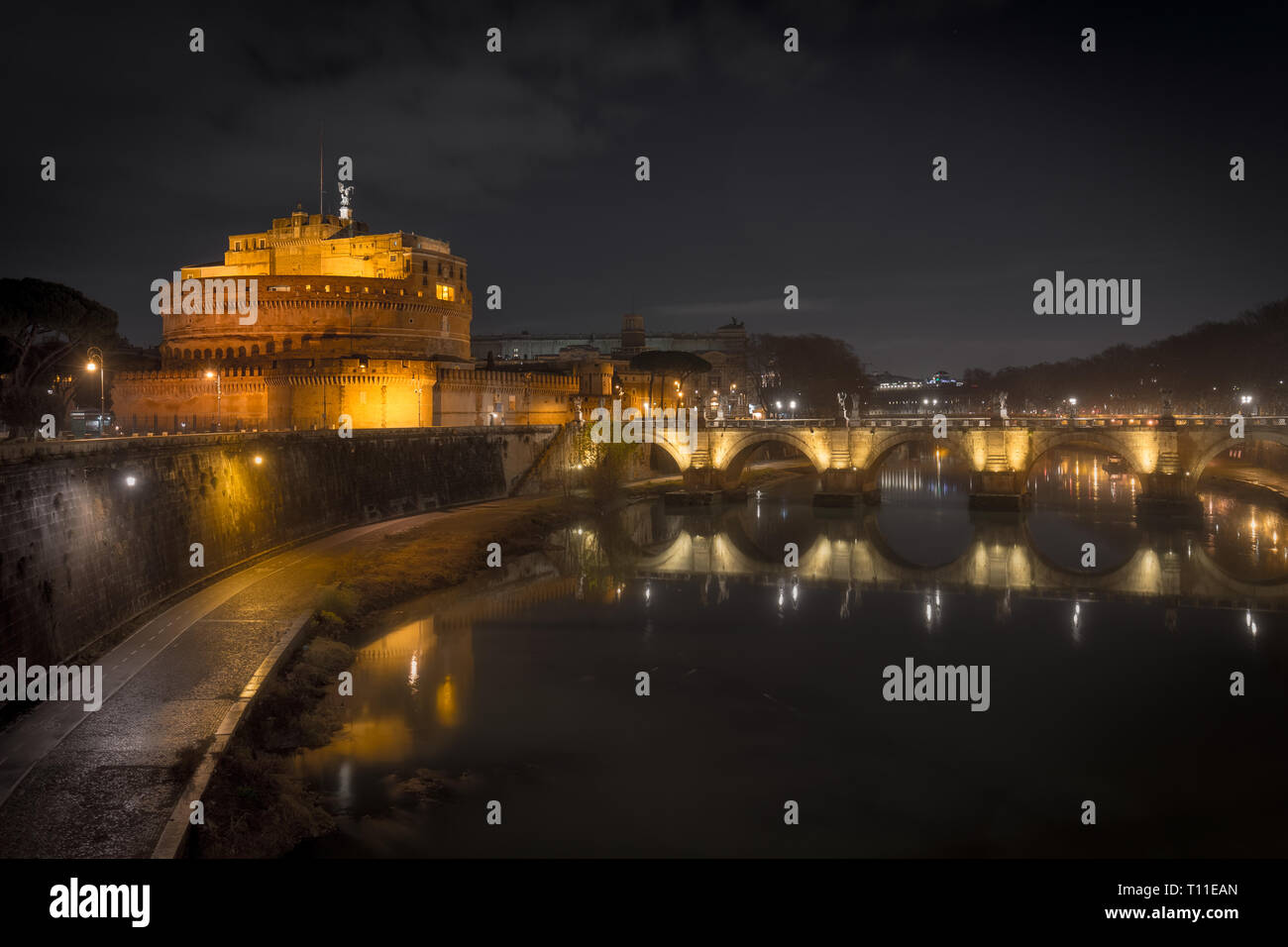 Tibre paresseux en vertu de Castel Sant'Angelo, Rome, Italie. Scène de nuit ville ancienne Banque D'Images